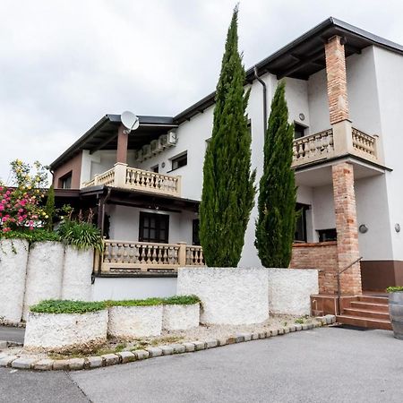 Mönchhof Gaestehaus Moser מראה חיצוני תמונה