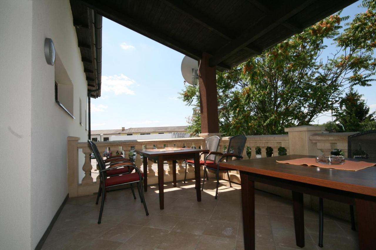 Mönchhof Gaestehaus Moser מראה חיצוני תמונה
