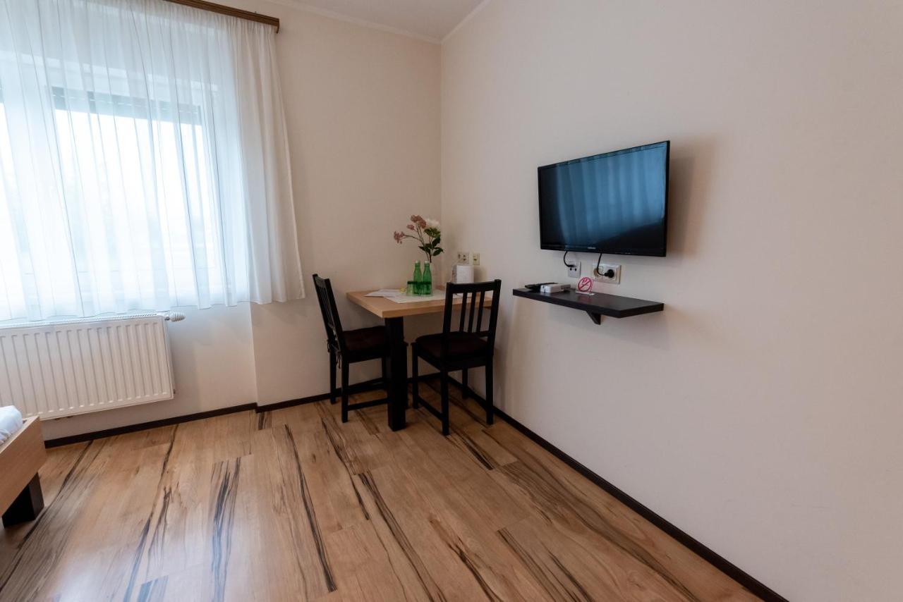 Mönchhof Gaestehaus Moser מראה חיצוני תמונה