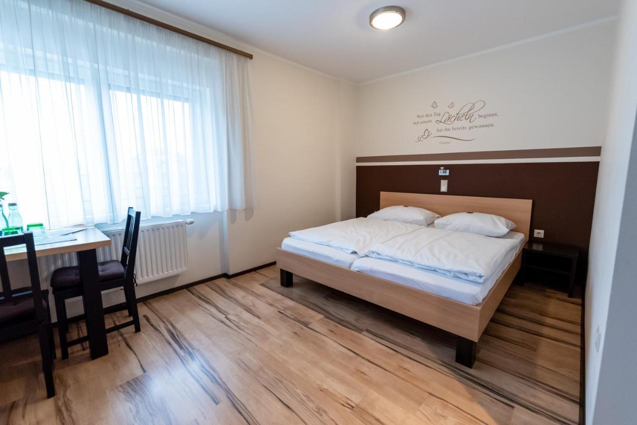 Mönchhof Gaestehaus Moser מראה חיצוני תמונה